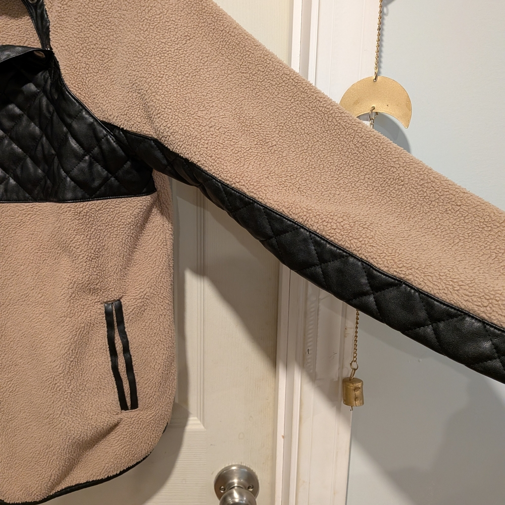 Abercrombie & Fitch Beige and Black Fleece Pullover - Picture 5 of 5